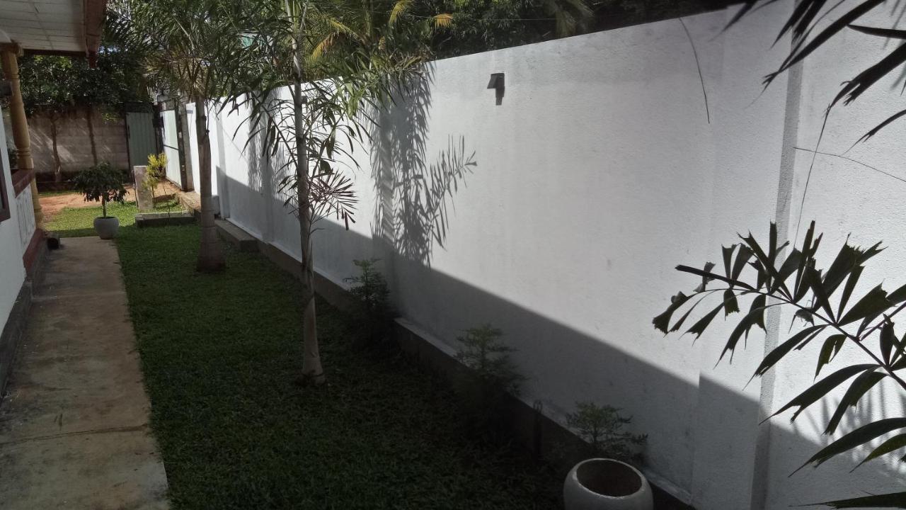 Umaya Holiday Home อนุราธปุระ ภายนอก รูปภาพ